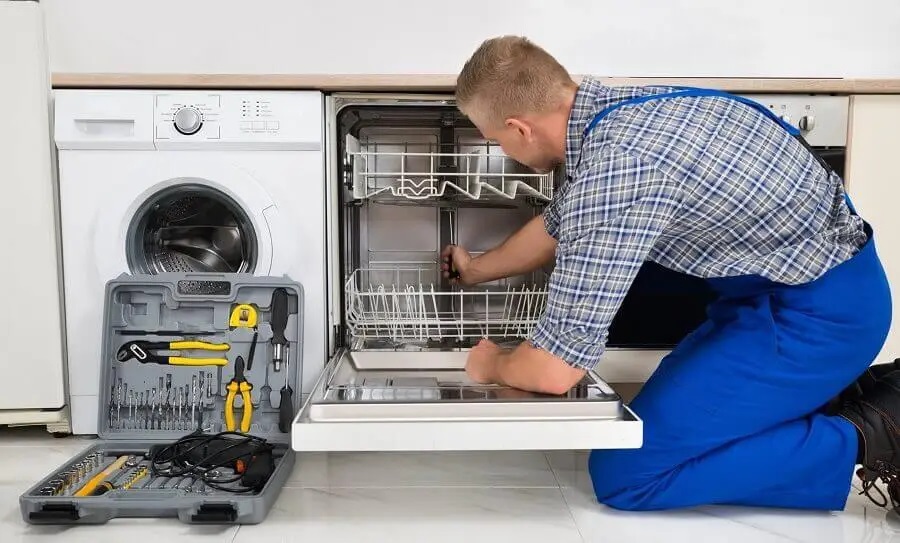 Gölcük Panasonic servisi teknisyen ekibi beyaz eşya tamiri yaparken